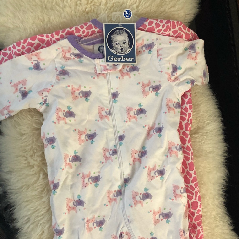 2 pieces Gerber babygirl onesie 0-3months